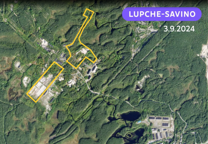 Satelītattēls ar mežainu apvidu un ēku kompleksiem, iezīmētām teritorijām un uzrakstu 