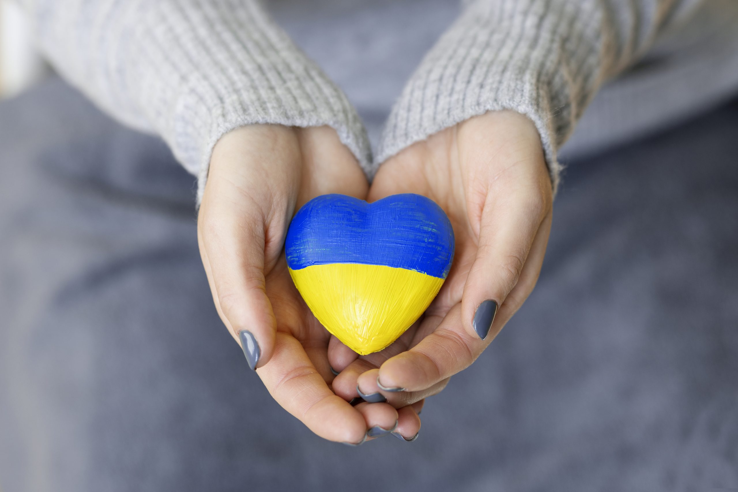 Roku plaukstās tur sirdi Ukrainas karoga krāsās – zilu un dzeltenu