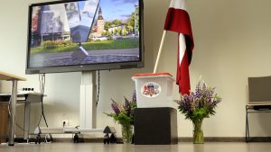 Vēlēšanu urna ar Latvijas karogu vēlēšanu iecirknī