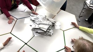 Vēlēšanu urna tiek iztukšota un balsis tiek saskaitītas 2025. gada pašvaldību vēlēšanās