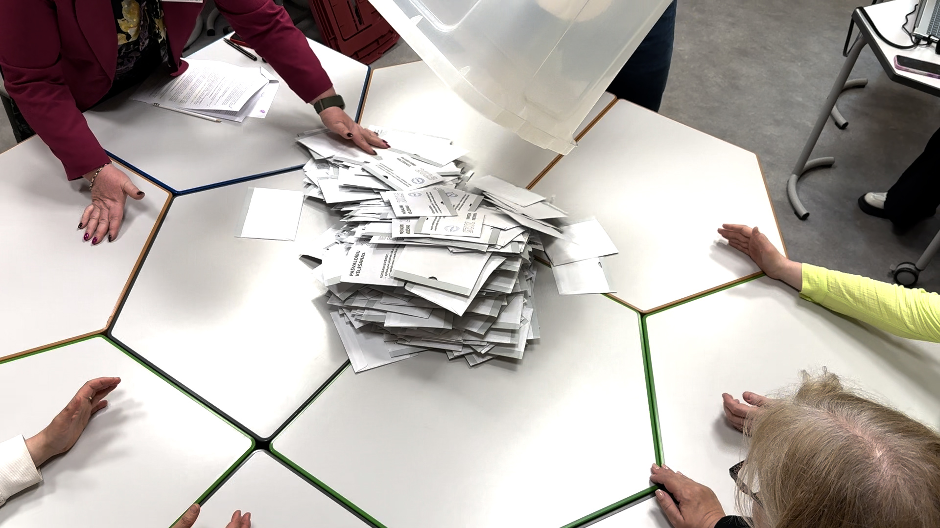 Vēlēšanu urna tiek iztukšota un balsis tiek saskaitītas 2025. gada pašvaldību vēlēšanās