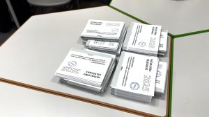Pašvaldību vēlēšanu 2025. gada balsošanas zīmju saiņi uz galda
