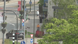Liepājas pilsētas iela ar gājējiem, riteņbraucēju un ceļazīmēm