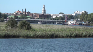 Liepājas panorāma ar kanālu, tiltu un Svētās Trīsvienības katedrāles torni