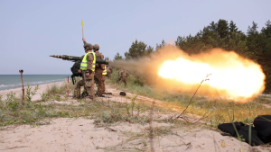 Latvijas karavīri šauj ar “RBS-70 NG” pretgaisa aizsardzības raķešu sistēmu Jūrmalciemā.