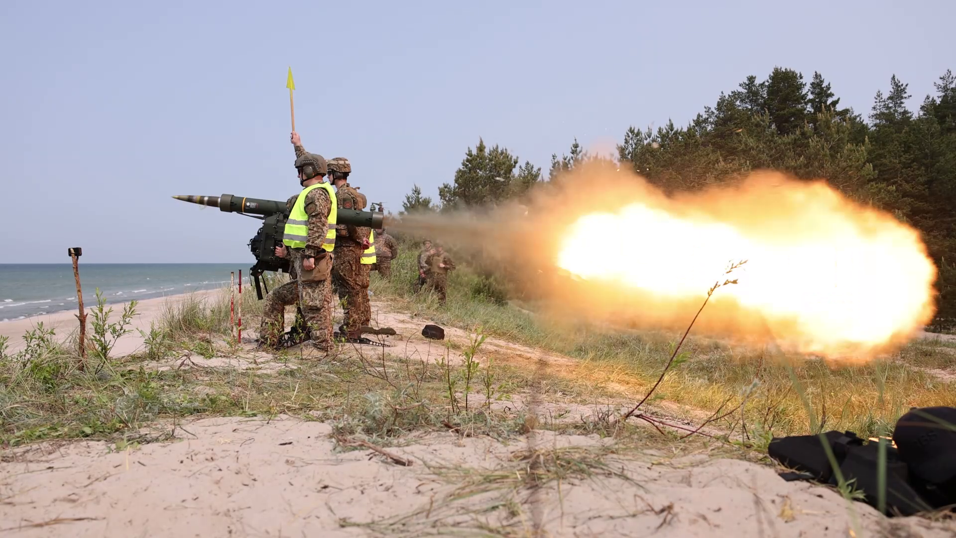 Latvijas karavīri šauj ar “RBS-70 NG” pretgaisa aizsardzības raķešu sistēmu Jūrmalciemā.