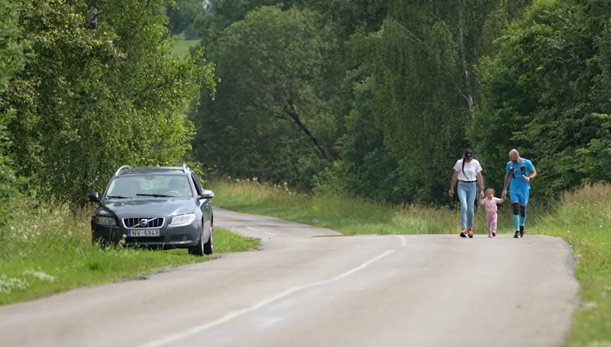 Skrējējs starta pozīcijā uz lauku ceļa sacensību laikā