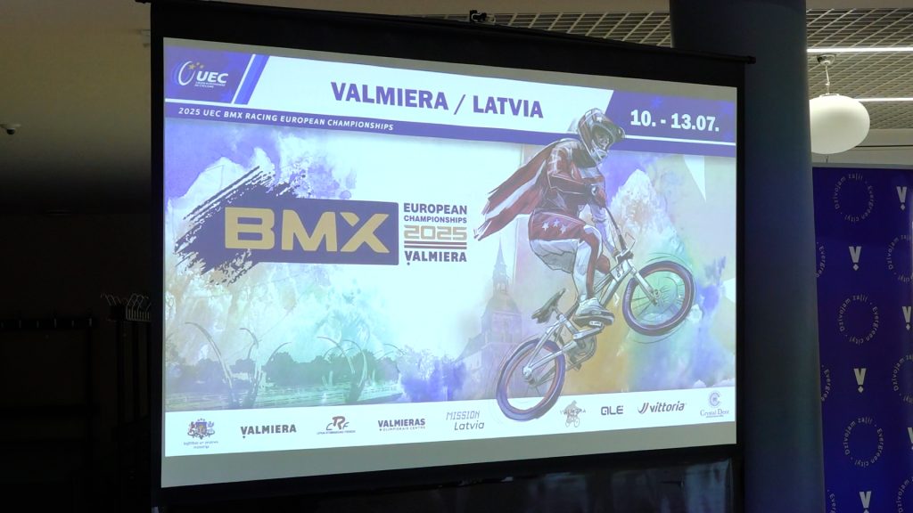 Prezentācijas ekrāns ar informāciju par UEC BMX Racing Eiropas čempionātu 2025 Valmierā.