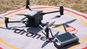 DJI Matrice 30T drons un vadības pults uz "drones" paliktņa