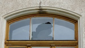 Saplīsis vecas ēkas koka loga stikls