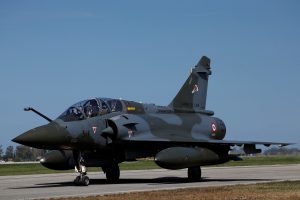 Francijas gaisa spēku iznīcinātājs Mirage 2000-5 uz skrejceļa