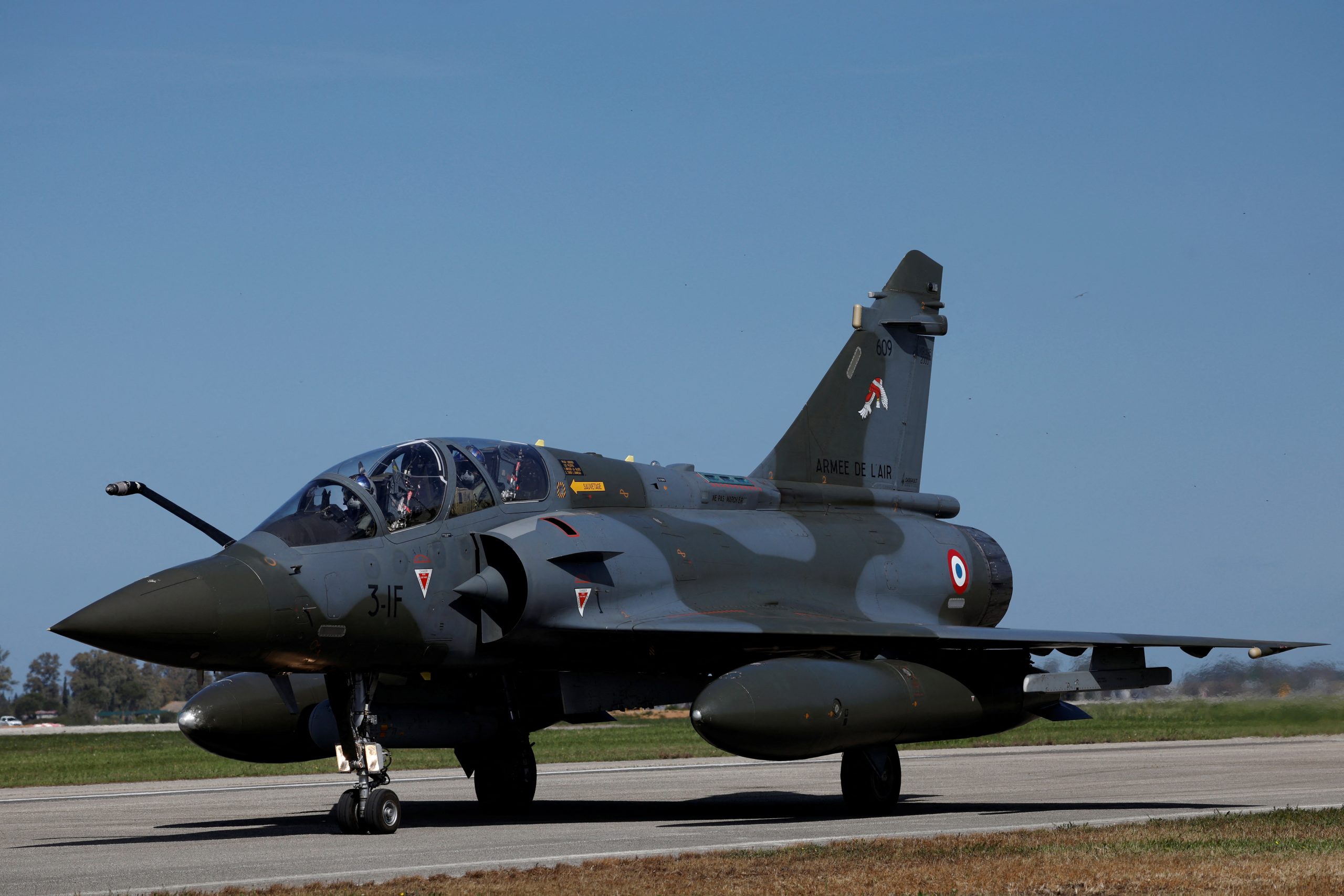Francijas gaisa spēku iznīcinātājs Mirage 2000-5 uz skrejceļa