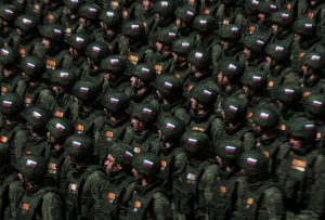 Krievijas karavīri formās ar karodziņiem piedalās militārajā parādē