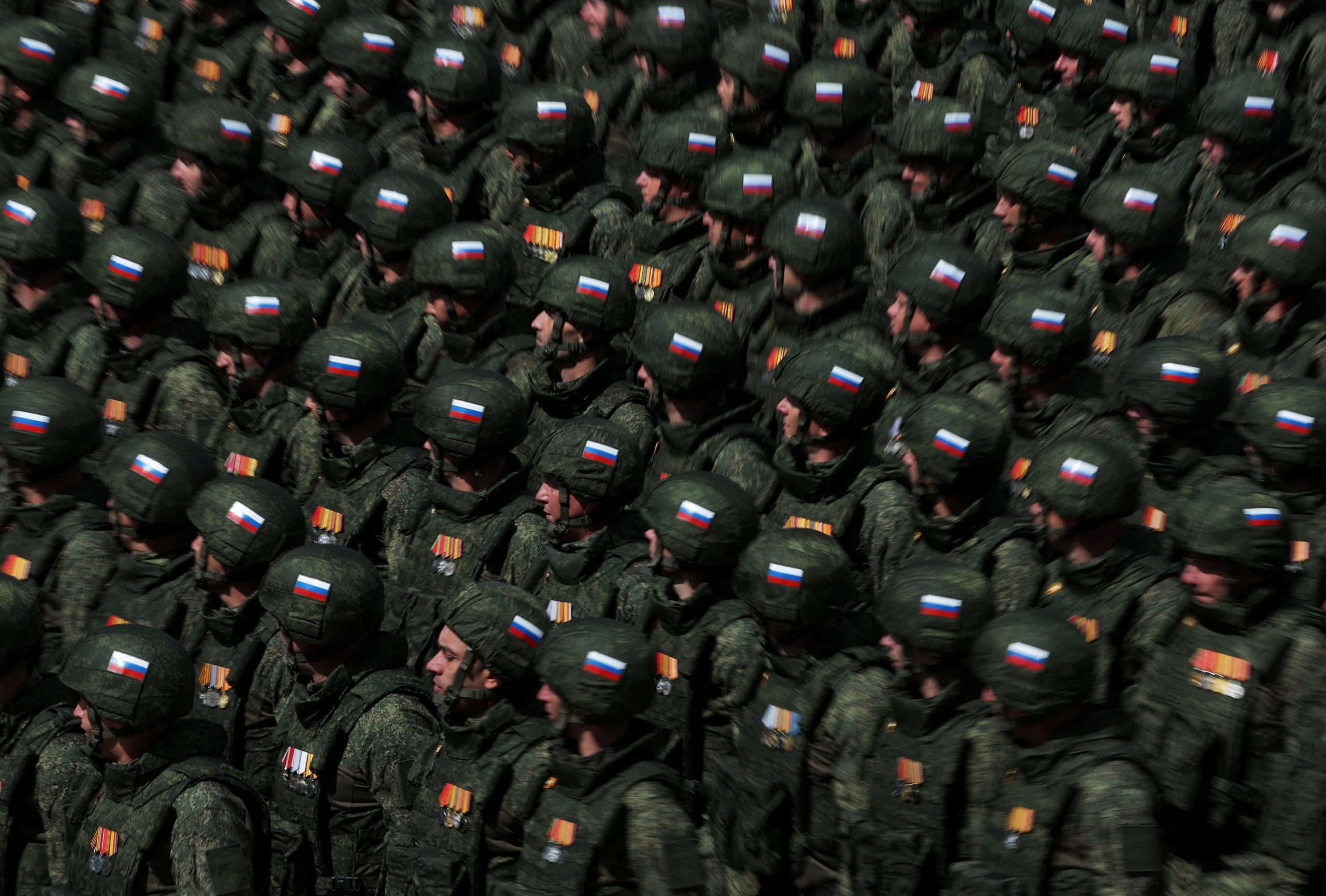 Krievijas karavīri formās ar karodziņiem piedalās militārajā parādē