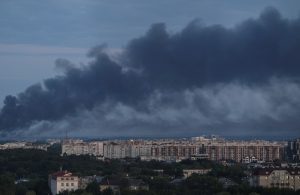 Dūmu mākoņi virs pilsētas pēc uzbrukuma