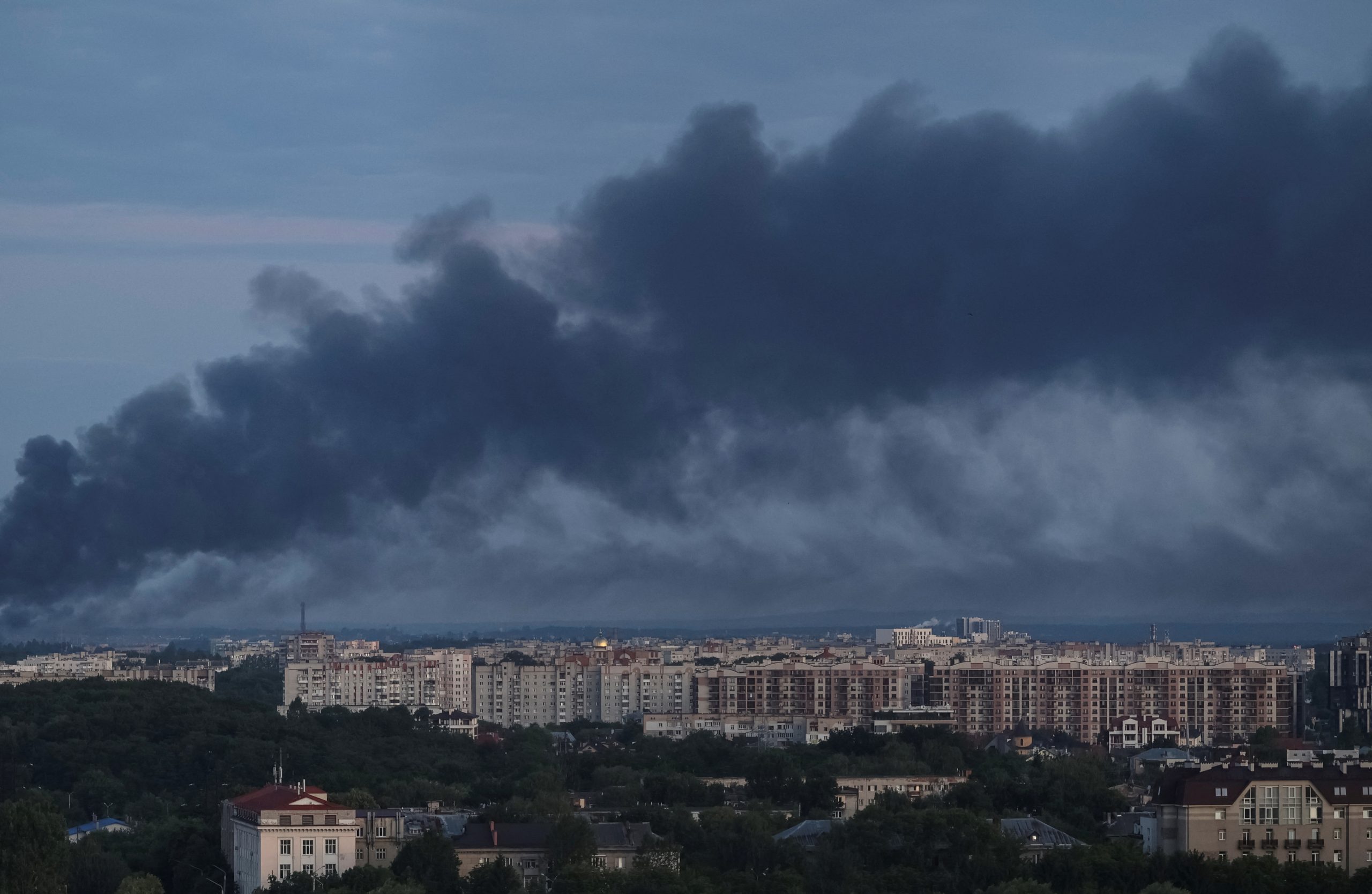 Dūmu mākoņi virs pilsētas pēc uzbrukuma