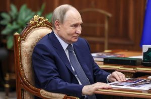 Vladimirs Putins sēž pie galda un pārlapo albumu greznā kabinetā