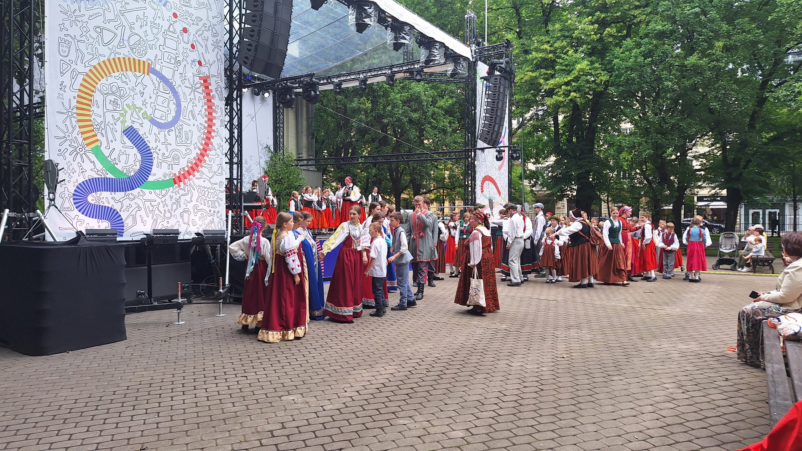 Bērnu folkloras kopas uzstājas Vērmanes dārzā Dziesmu un deju svētkos.