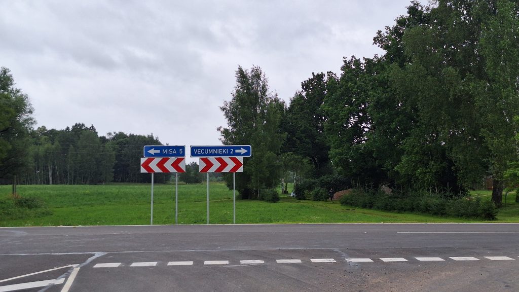 Ceļa zīmes "Misa 5" un "Vecumnieki 2" pie krustojuma ar atjaunotu ceļa segumu