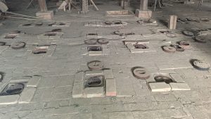 Vēsturisks podiņu cepļa grīdas fragments ar metāla vākiem