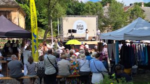 Festivāla “Zelta ritmi” skatuve ar skatītājiem un uzstāšanos