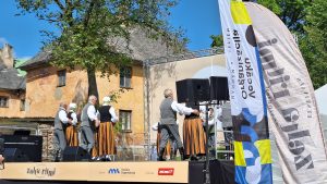 Senioru deju kolektīvs tautastērpos uzstājas brīvdabas pasākumā