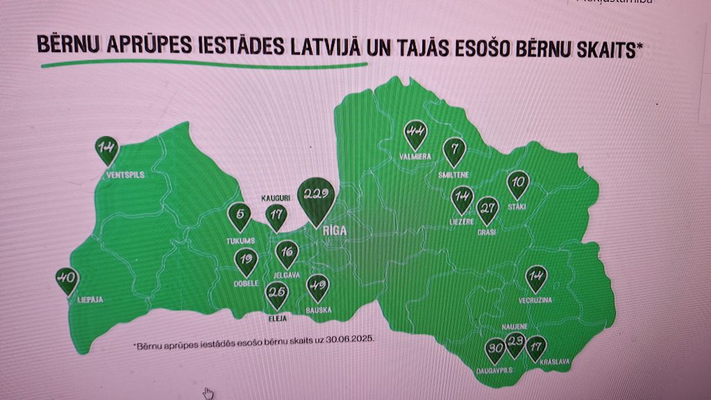 Kartes grafiks, kas attēlo bērnu aprūpes iestādes Latvijā un tajās esošo bērnu skaitu pēc Labklājības ministrijas datiem uz 01.06.2025