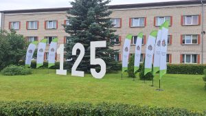 Valsts Sociālā aprūpes centra "Zemgale" 125 gadu jubilejas svinības, ar lieliem skaitļiem "125" uz zaļa zālāja