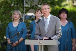 Latvijas Valsts prezidents uzstājas ar svinīgu runu pie mikrofona