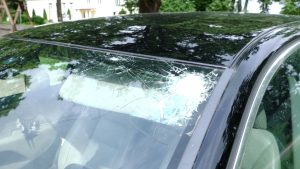 Auto priekšējais stikls ar redzamu plaisu un bojājumu