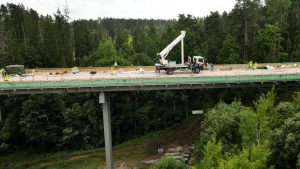 Lorupes viadukta pārbūves darbi Vidzemes šosejā – strādnieki un tehnika uz tilta konstrukcijas.
