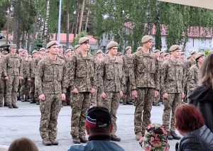 Jaunieši militārās formas tērpos ierindā Valsts aizsardzības dienesta pasākumā.