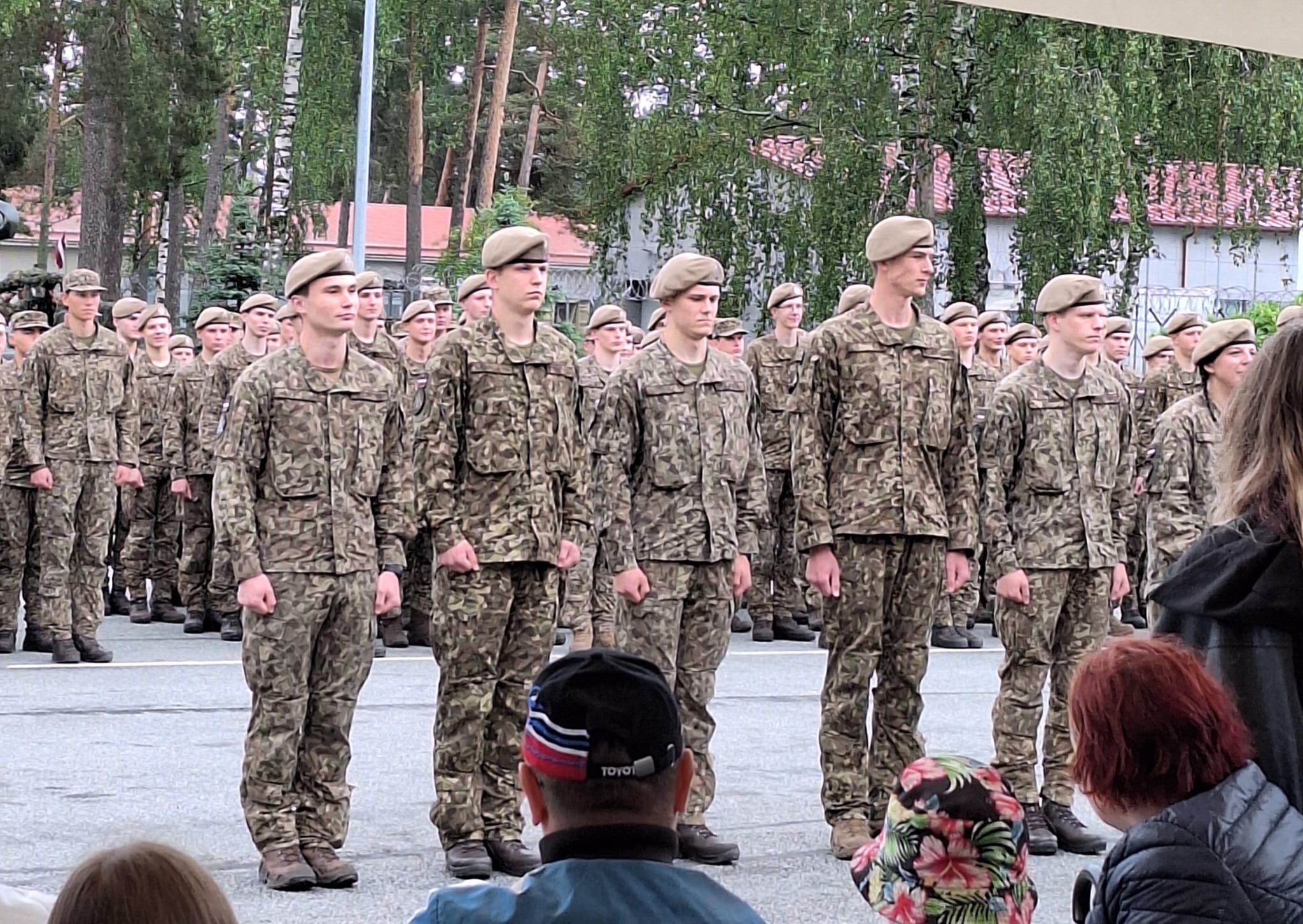 Jaunieši militārās formas tērpos ierindā Valsts aizsardzības dienesta pasākumā.