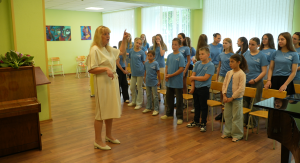 Balvu Mūzikas skolas koris ar diriģenti Lindu Vītolu.