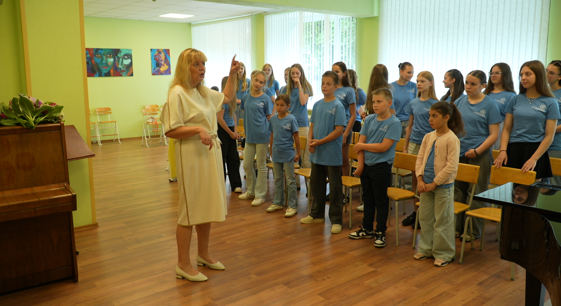 Balvu Mūzikas skolas koris ar diriģenti Lindu Vītolu.
