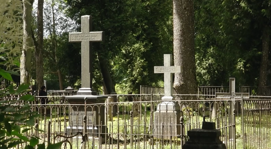 Divi lieli krusta formas kapakmeņi Cēsu Vācu kapos