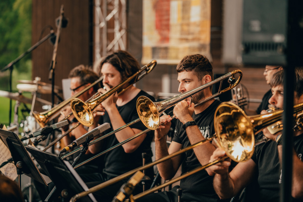 Džeza festivāla mūziķi spēlē trombonus uz skatuves