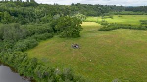 Cilvēku grupa Drubazu pļavās pie ozola