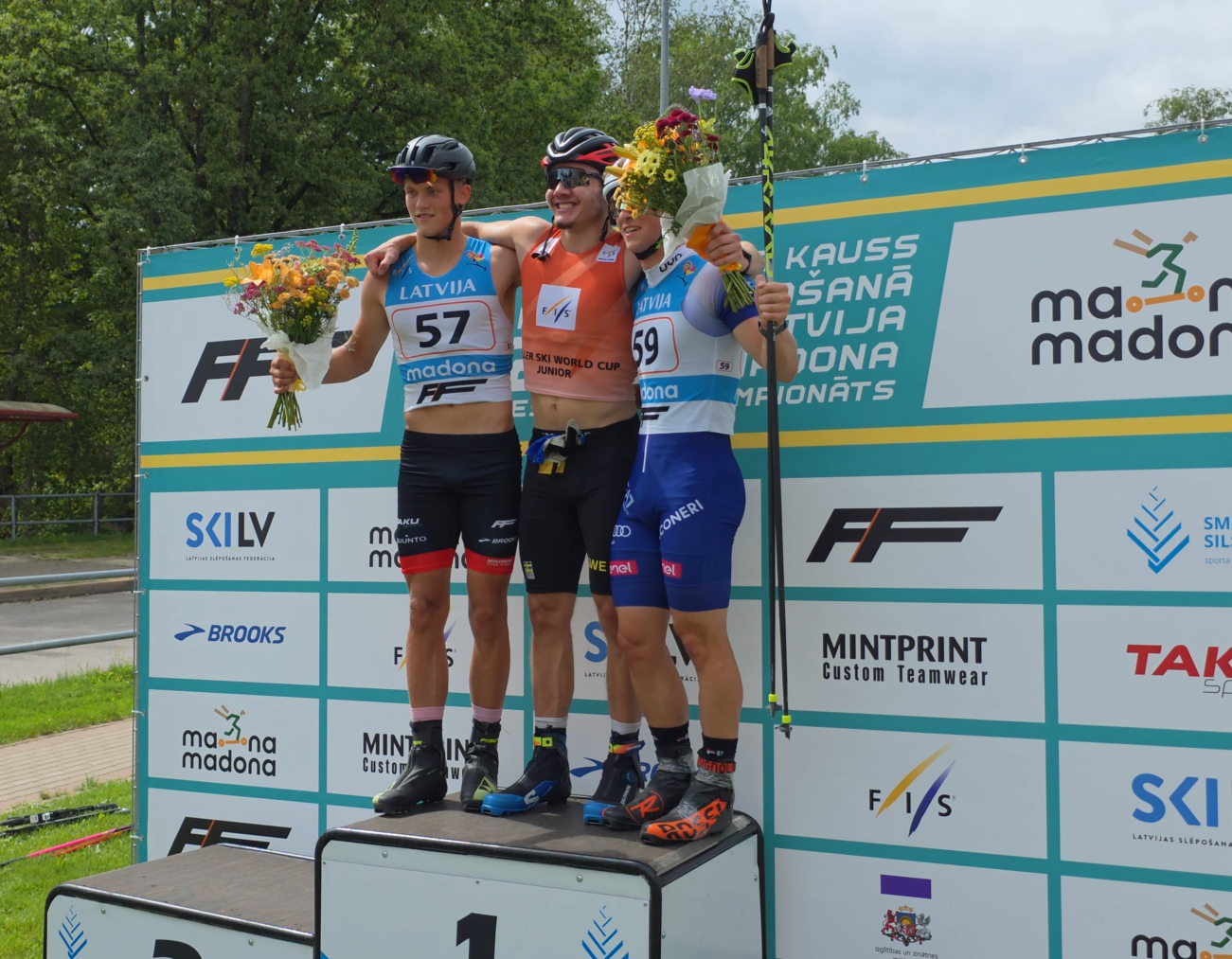 Latvijas sportisti uz goda pjedestāla pēc rollerslēpošanas sacensībām Madonā.