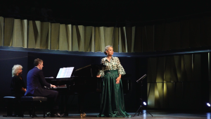 Elīna Garanča uzstājas ar koncertprogrammu “Veltījums” Cēsu koncertzālē, pianista pavadībā.