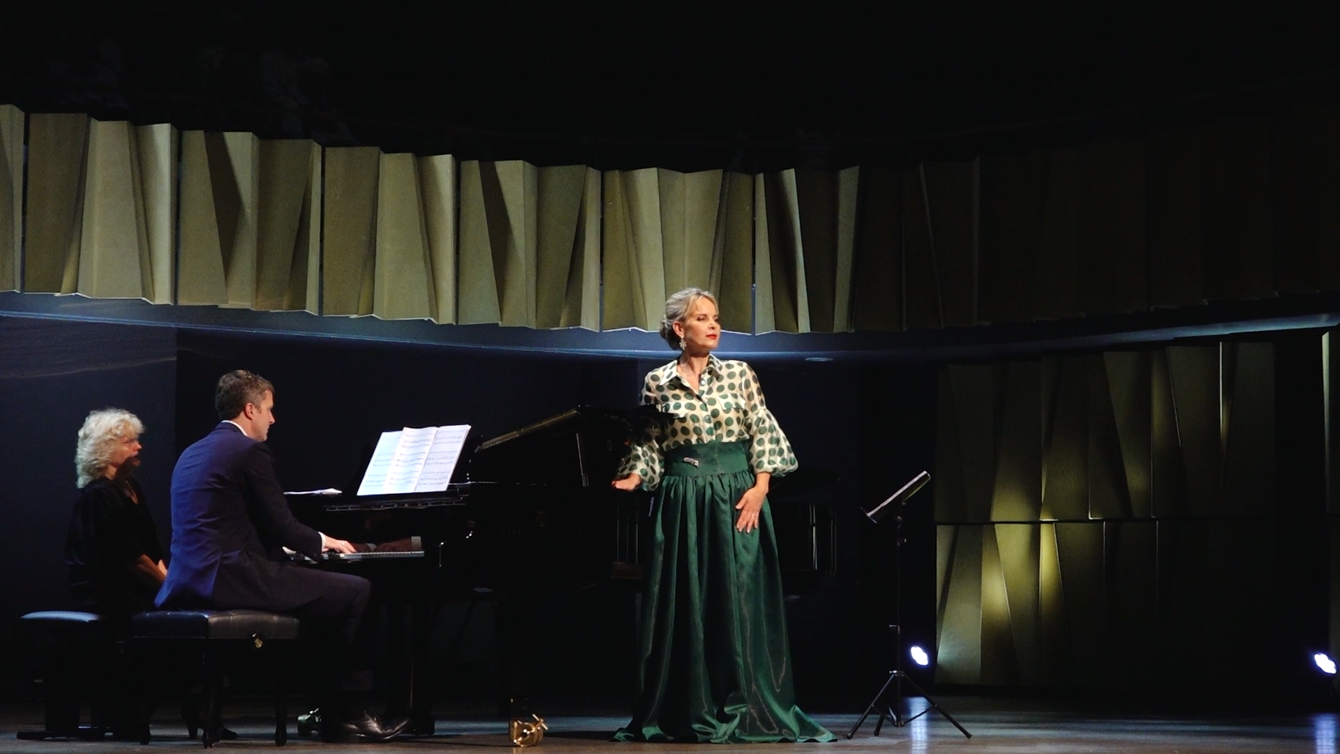 Elīna Garanča uzstājas ar koncertprogrammu “Veltījums” Cēsu koncertzālē, pianista pavadībā.