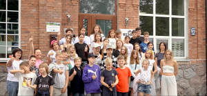 Ukrainas bērnu nometnes “Vasara kopā” dalībnieki pie Rūjienas saldējuma ēkas.