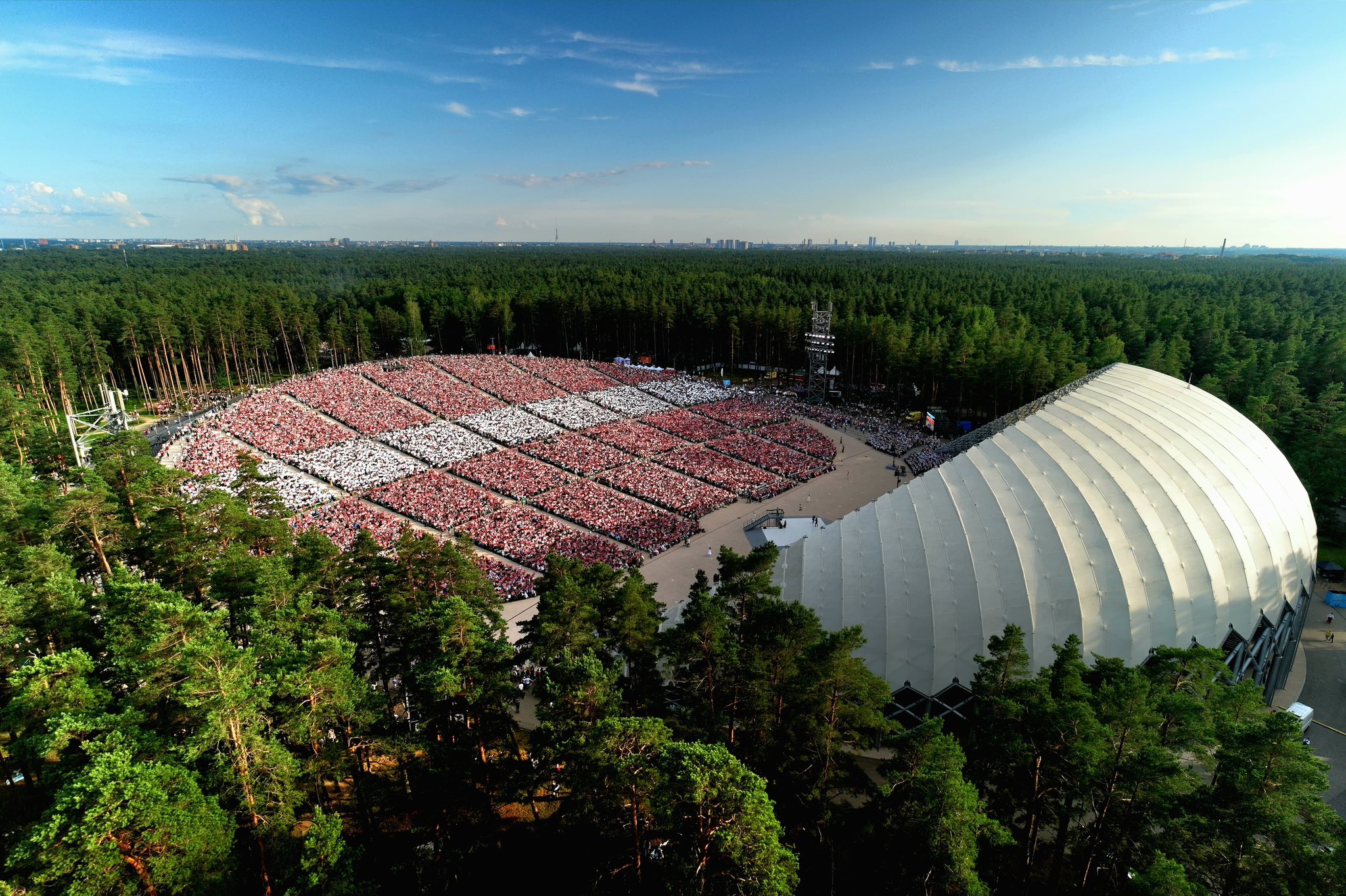 Dziesmu svētku dalībnieki Mežaparka Lielajā estrādē veido Latvijas karoga rakstu