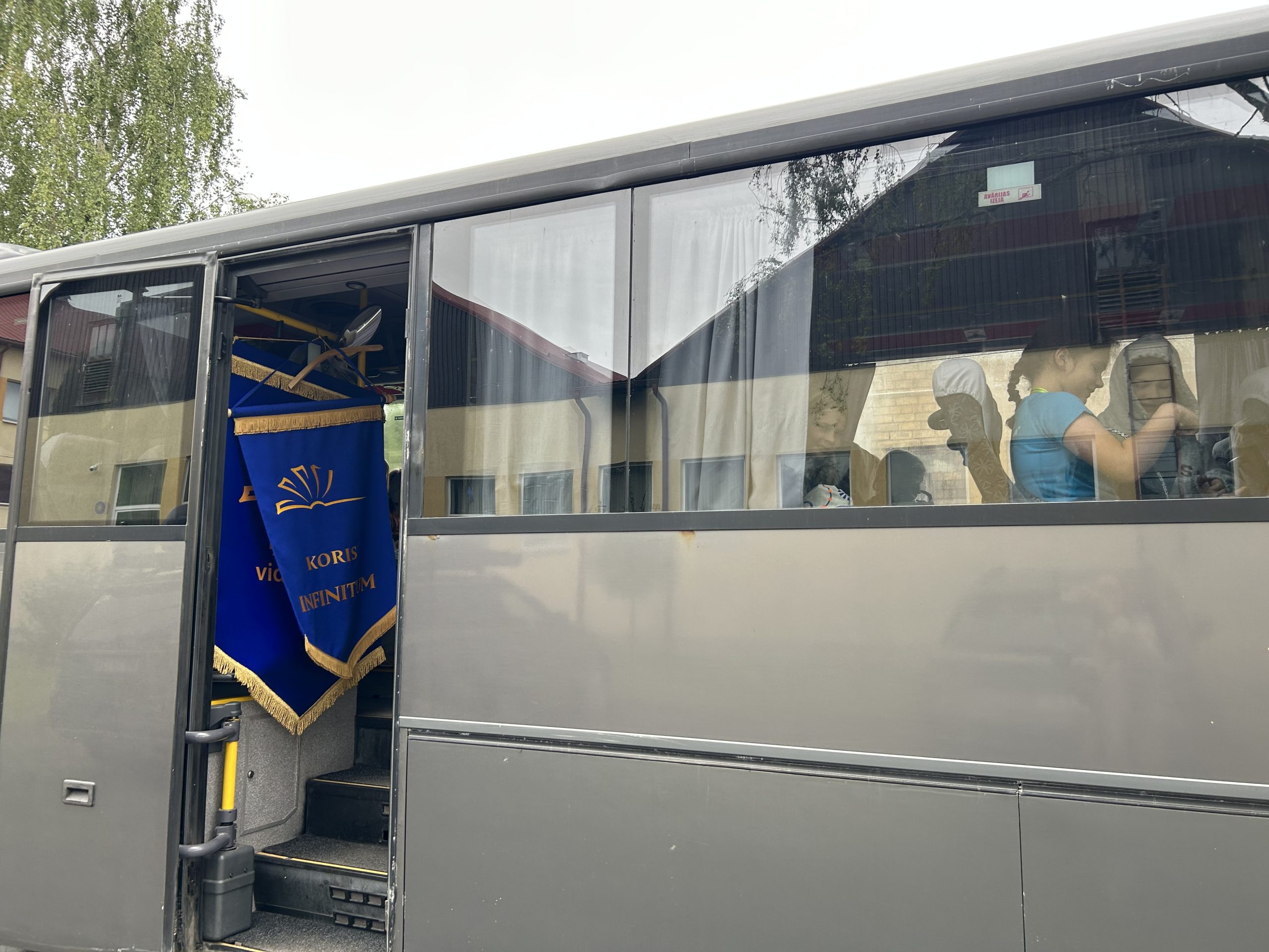 Birzgales un Ķeguma kora “Infinitum” bērni autobusā ceļā uz Dziesmu svētkiem.