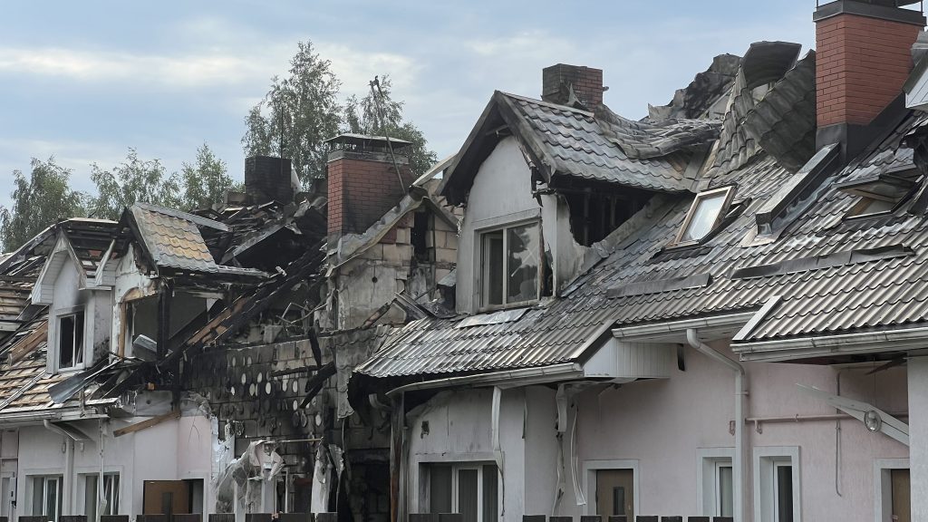 Rindu mājas jumts un augšstāvs pēc postoša ugunsgrēka ar redzamām konstrukcijām