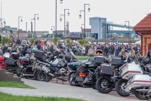 Motobraucēju tikšanās pie ostas ar daudziem motocikliem un cilvēkiem