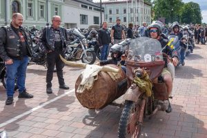 Motoparādes dalībnieks ar retro motociklu un vērša galvaskausu