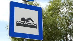 Ceļazīme ar piktogrammu, kas norāda peldvietu