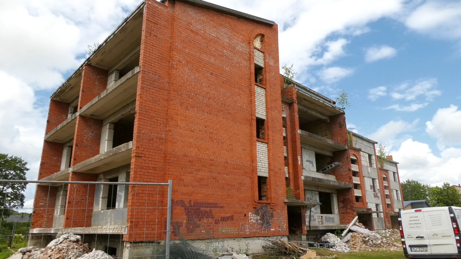 Nepabeigta daudzdzīvokļu ēka Iecavā, ko “Balticovo” pārbūvē par darbinieku īres namu.