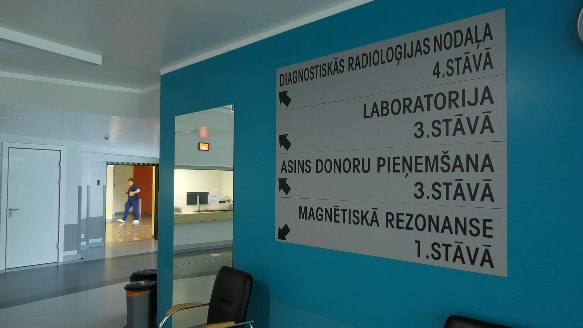 Slimnīcas norāžu zīme ar informāciju par laboratoriju, radioloģiju un citiem pakalpojumiem.
